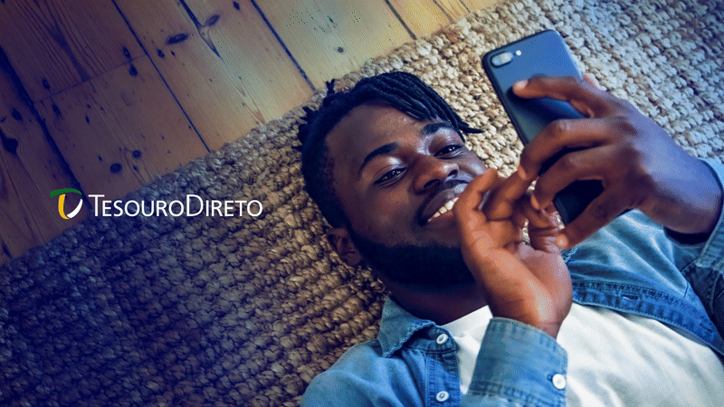 Homem deitado com celular na mão
